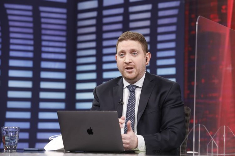 Dos periodistas lideran una campaña para que los politicos se atiendan en hospitales públicos