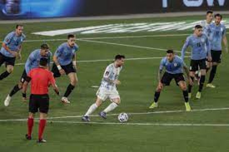 Argentina, con Messi, arribó a Montevideo para el duelo ante la "Celeste"