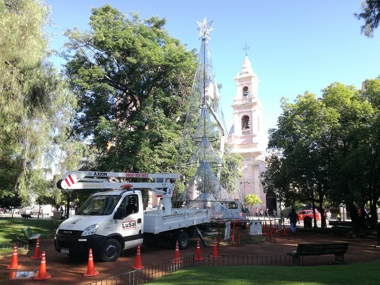 Avanza el armado del arbolito de Navidad en la plaza 9 de julio