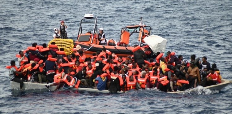 No les importó el riego de vida que corrían los 200 inmigrantes que subieron a una barcaza de Madera