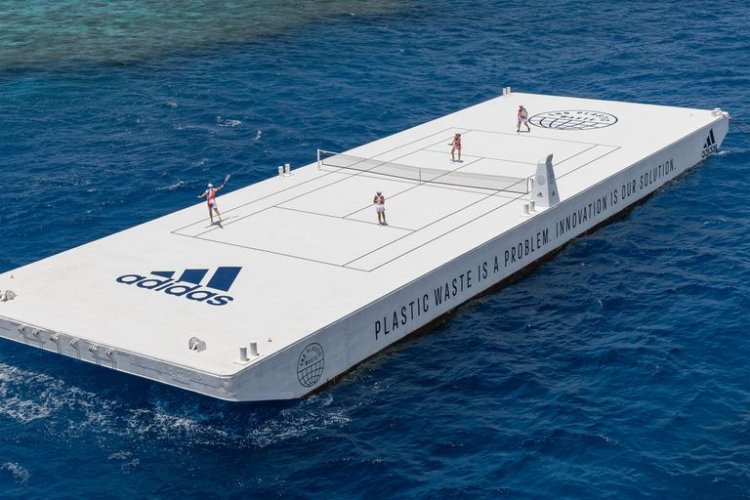 Crean una cancha de tenis que flota en los arrecifes de corales más grande del mundo